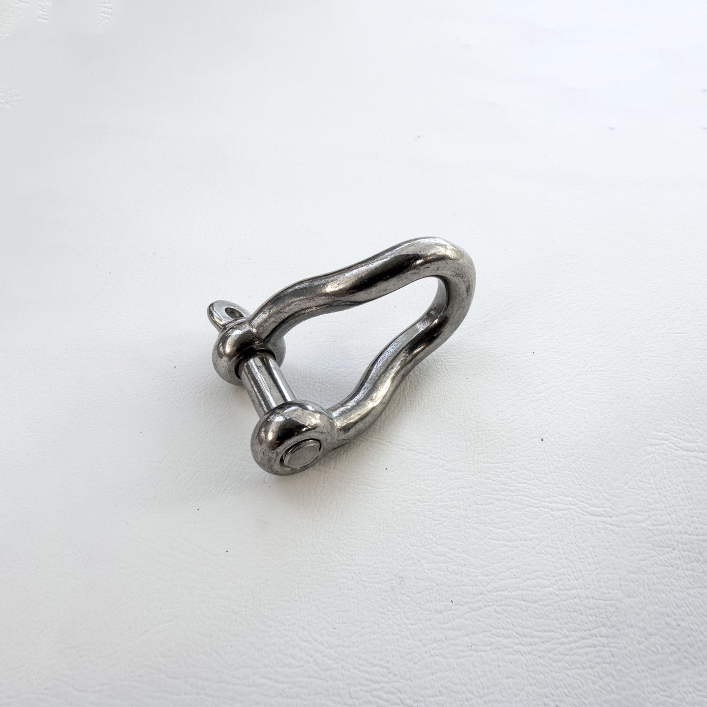 316 stainless steel twisted dee shackle with screw pin, side view