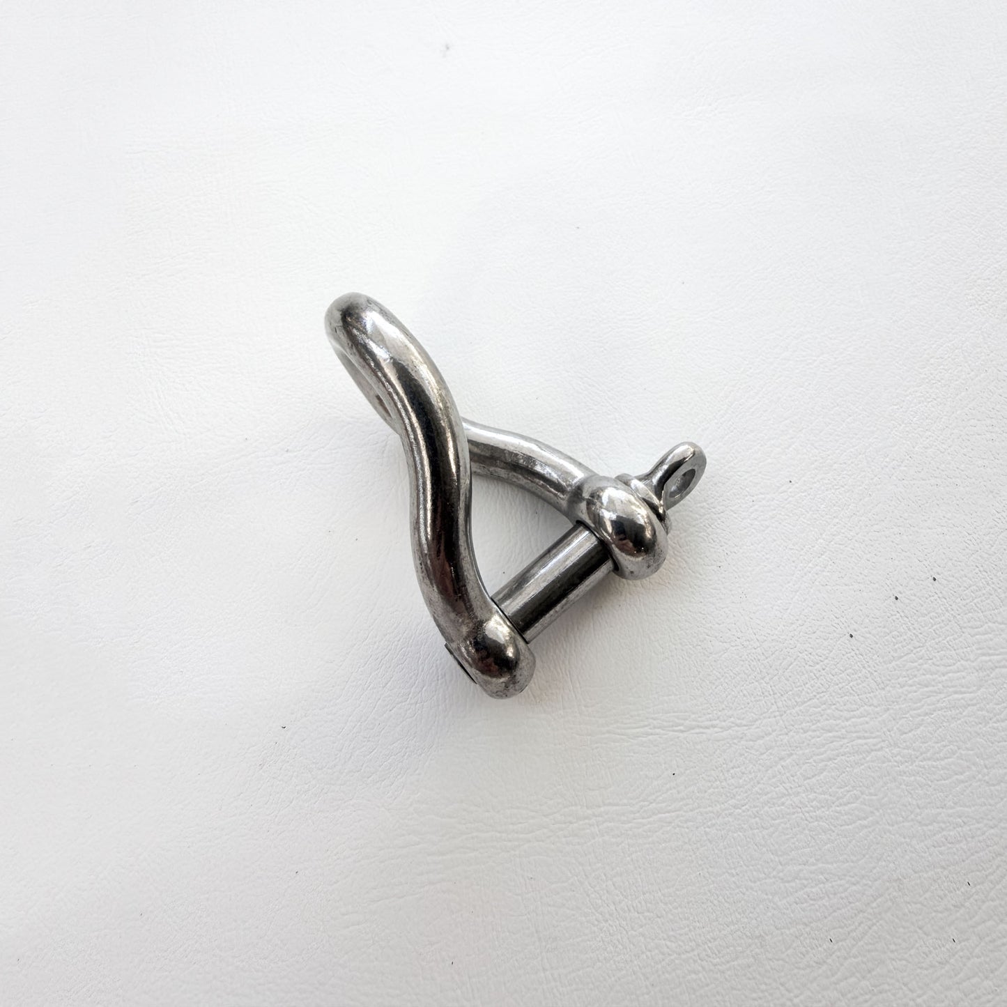 316 stainless steel twisted dee shackle showing the 90 degree twist between the two ends