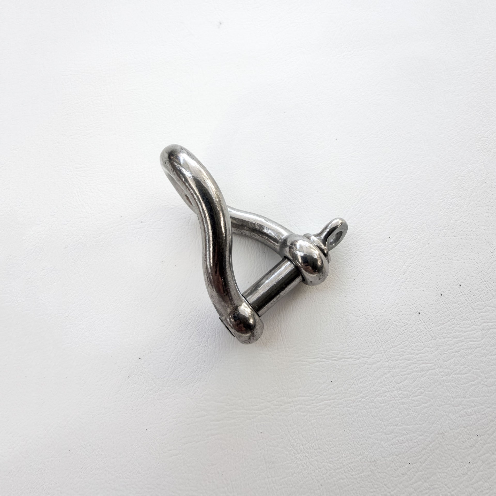 316 stainless steel twisted dee shackle showing the 90 degree twist between the two ends